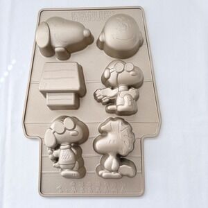 Williams Sonoma Peanuts Gang Nonstick Cakelet Pan Snoopy Charlie B